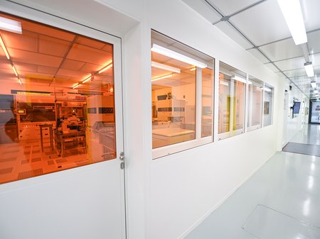 Gang mit Fenster, Blick in den Forschungsreinraum